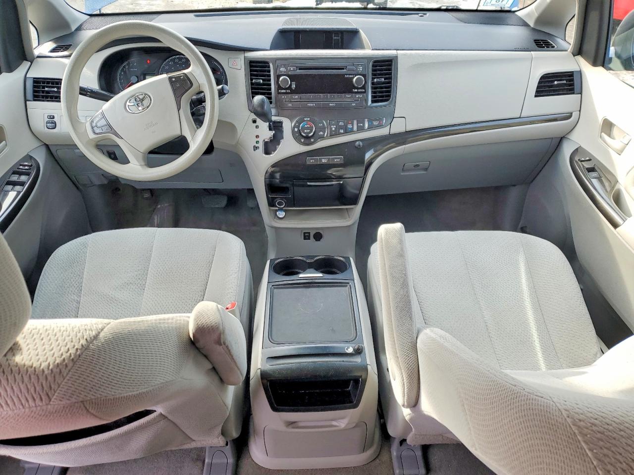 2014 TOYOTA SIENNA LE photo 8