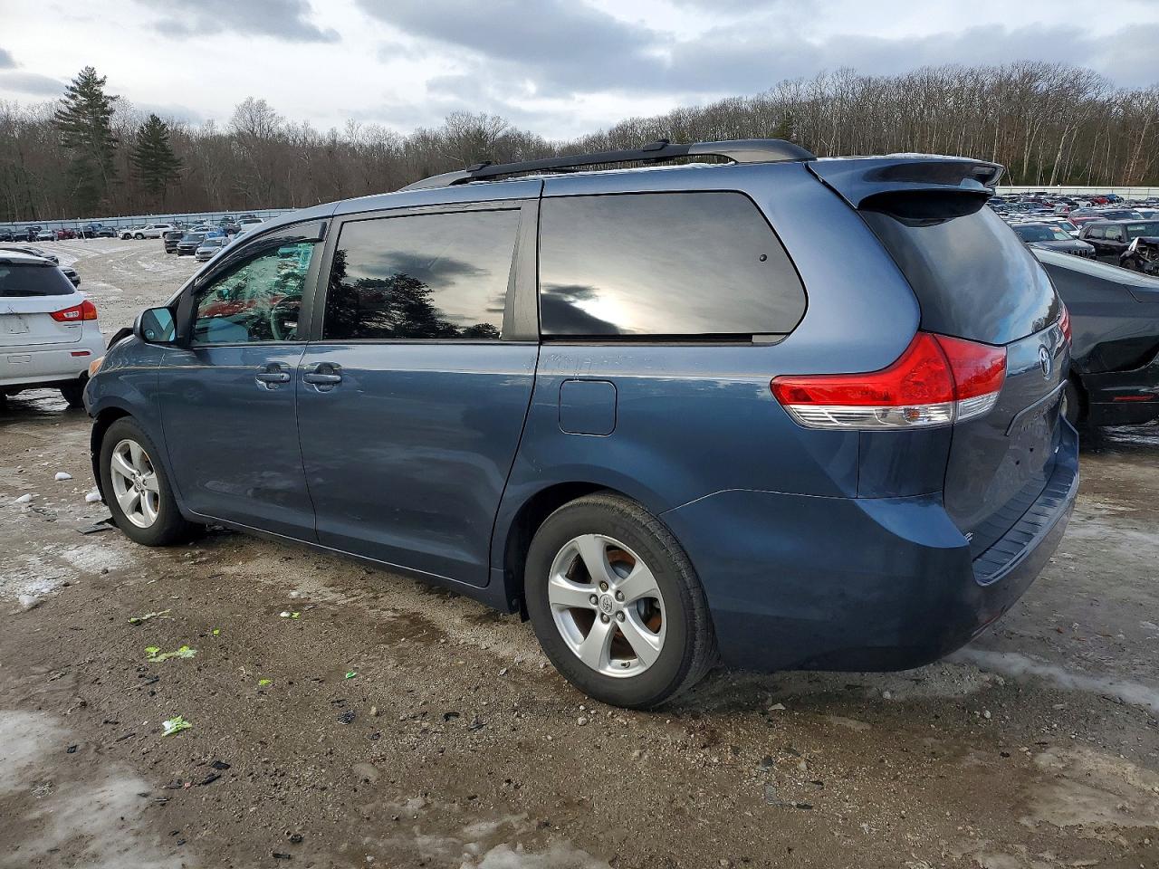 2014 TOYOTA SIENNA LE photo 2