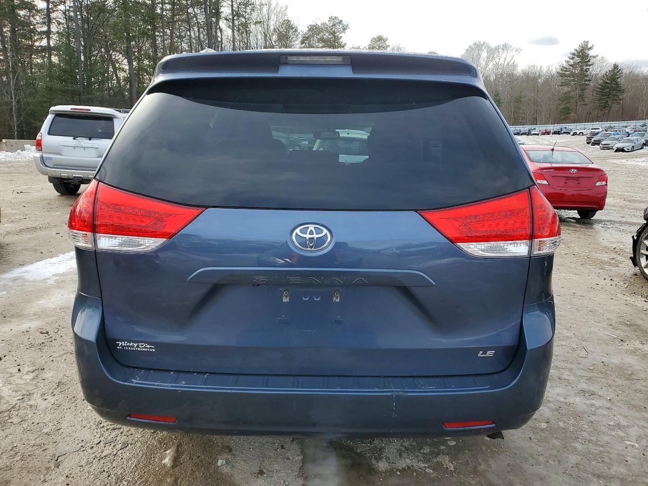 2014 TOYOTA SIENNA LE photo 6