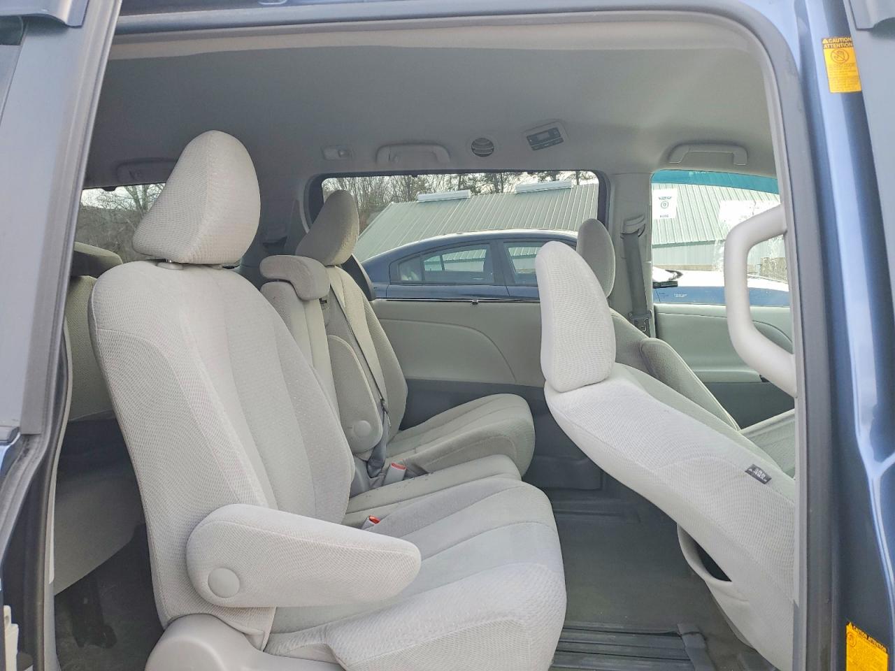 2014 TOYOTA SIENNA LE photo 11