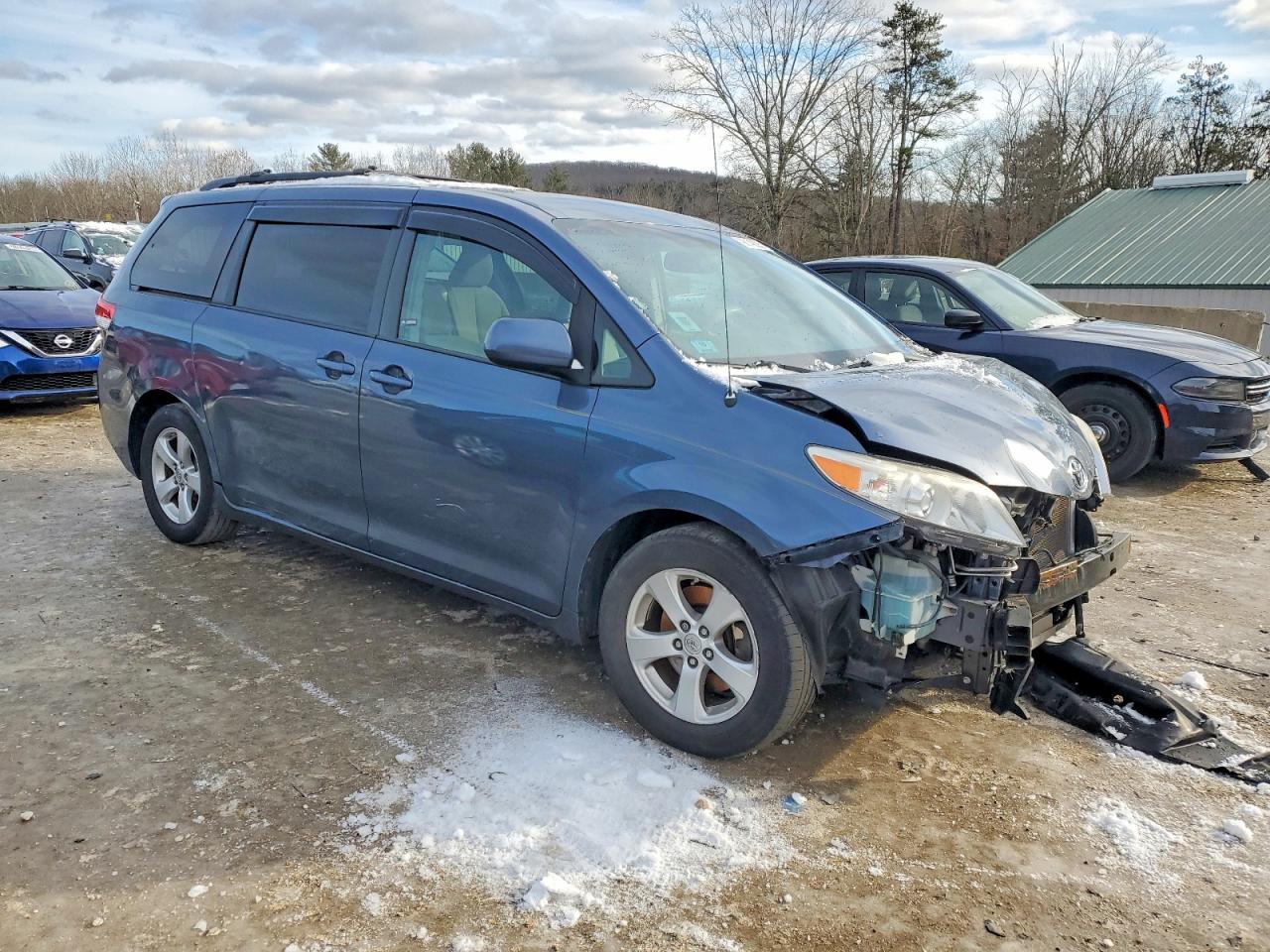 2014 TOYOTA SIENNA LE photo 4