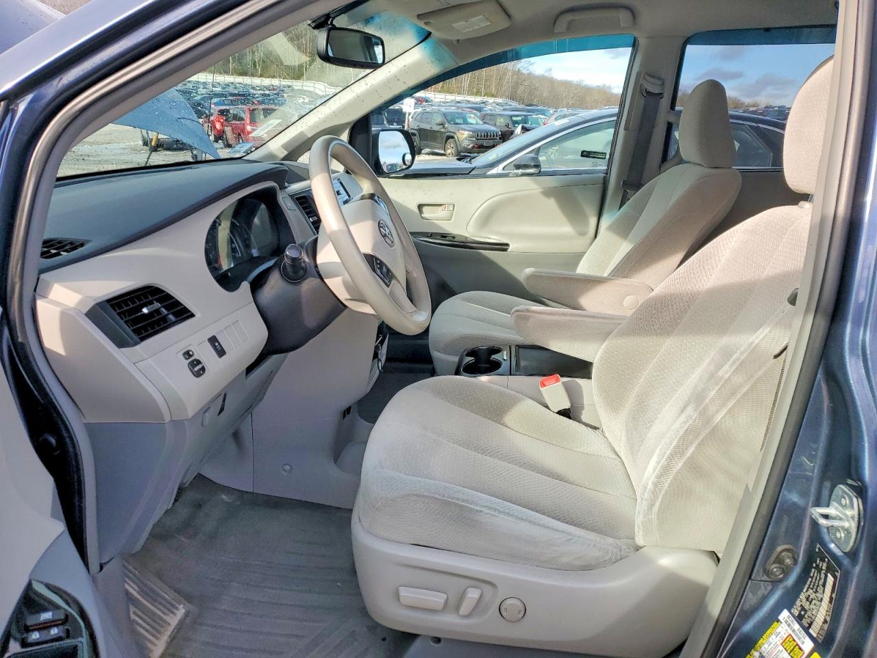 2014 TOYOTA SIENNA LE photo 7