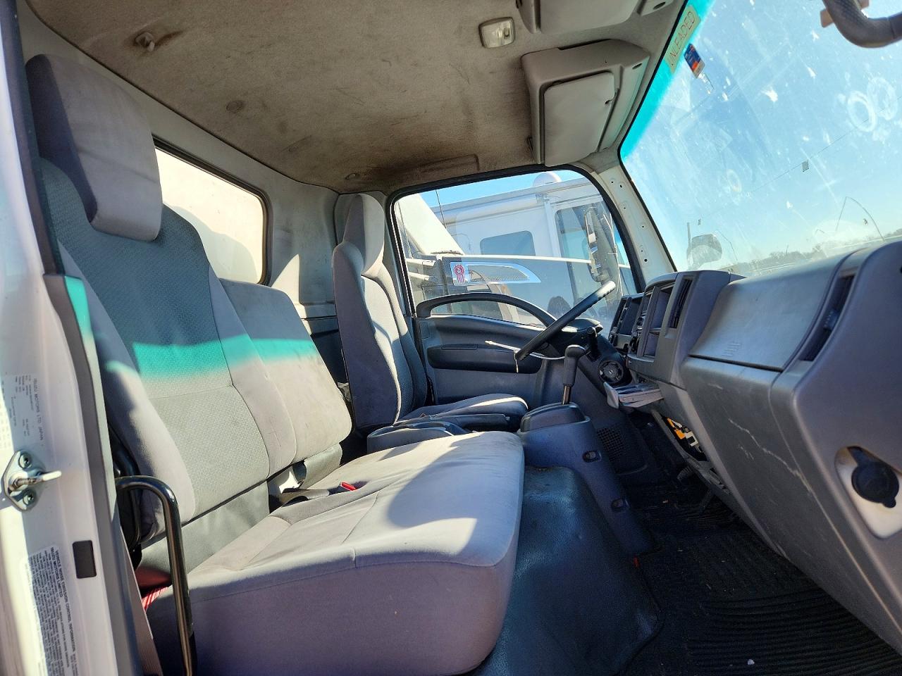 2016 ISUZU NPR BOX TRUCK photo 11