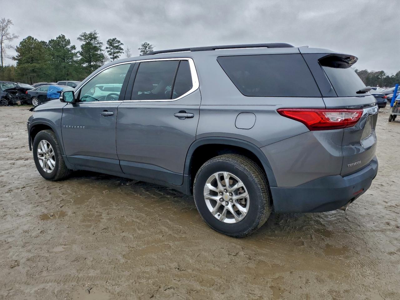2020 CHEVROLET TRAVERSE LT photo 2