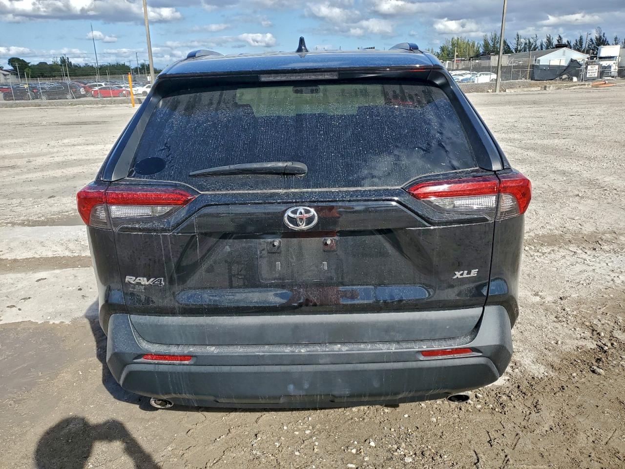 2021 TOYOTA RAV4 XLE photo 6