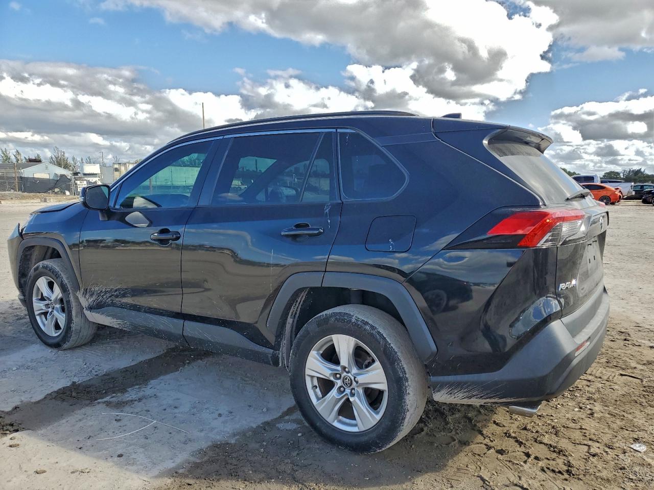 2021 TOYOTA RAV4 XLE photo 2