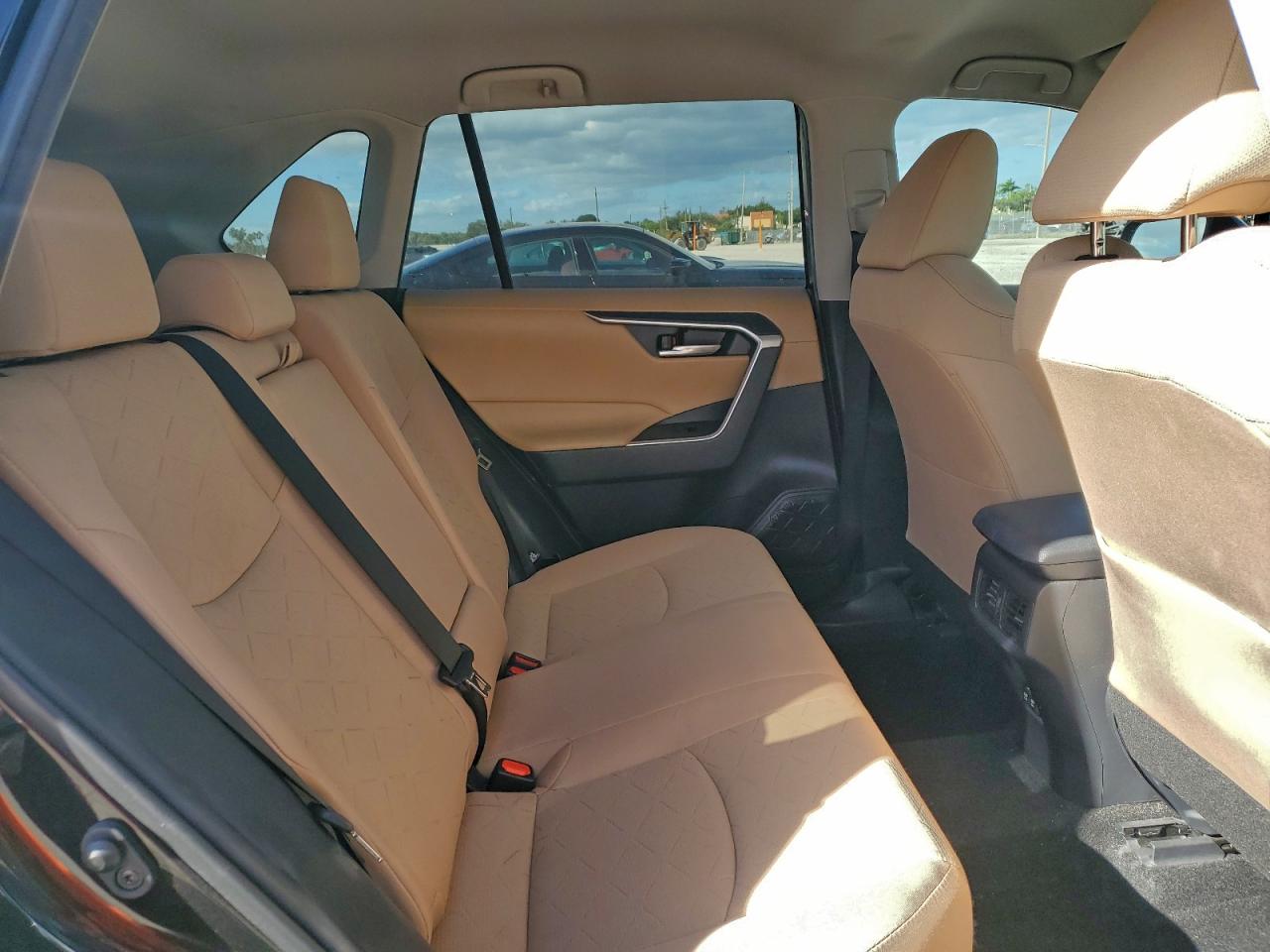 2021 TOYOTA RAV4 XLE photo 11