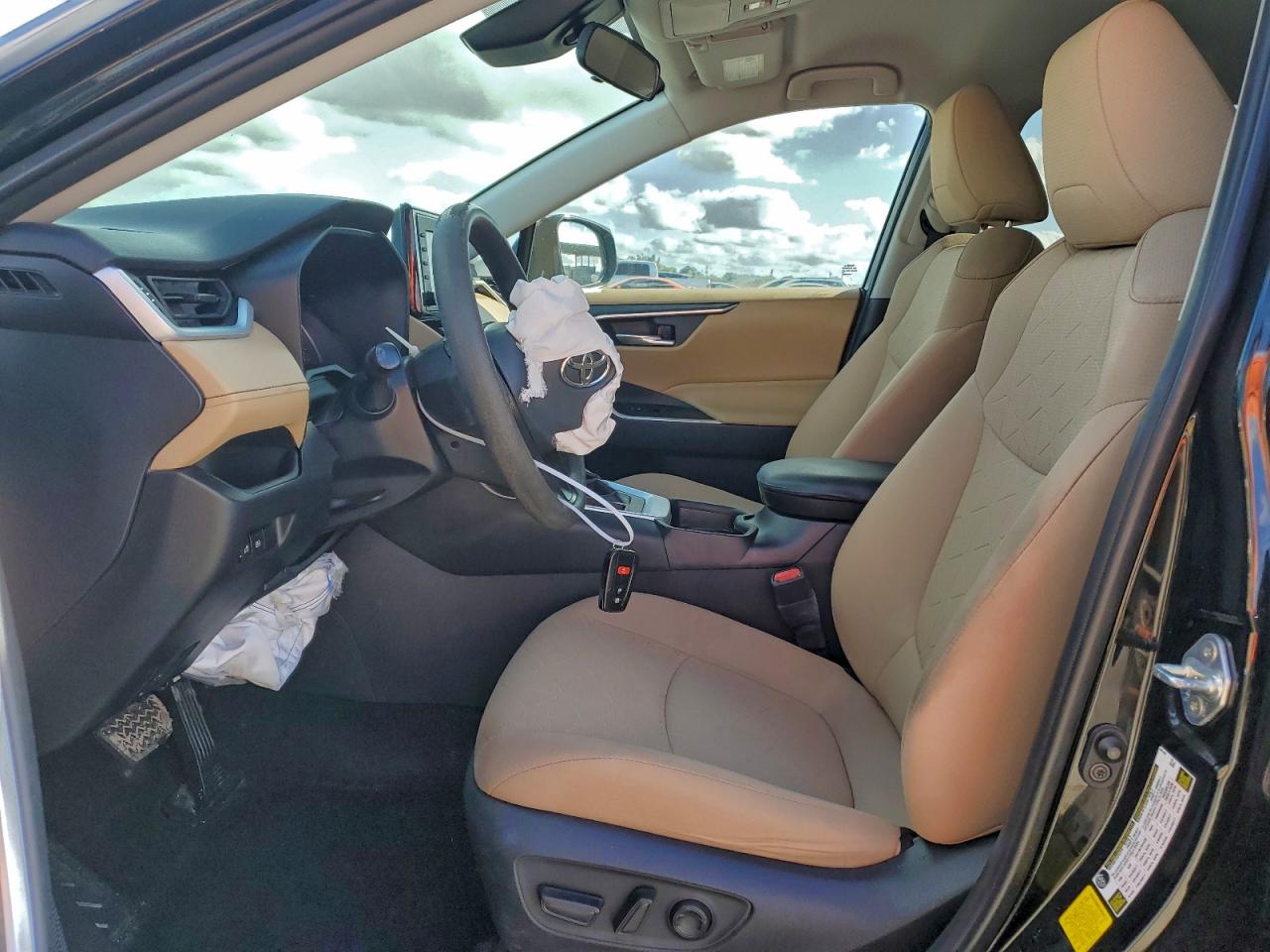2021 TOYOTA RAV4 XLE photo 7