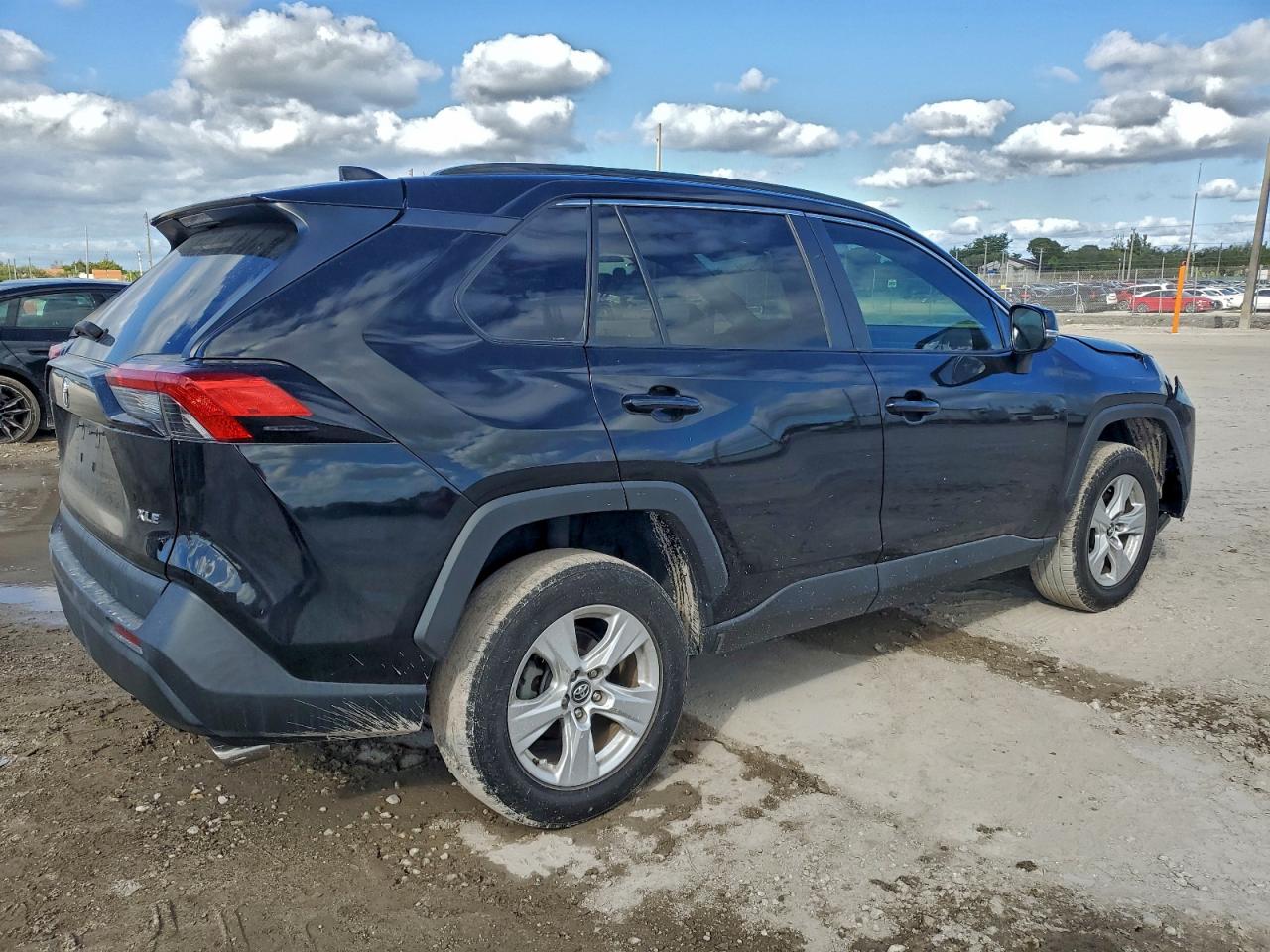2021 TOYOTA RAV4 XLE photo 3