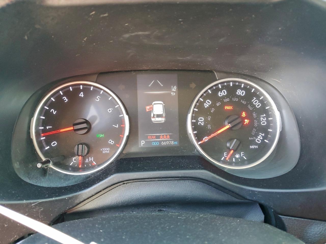 2021 TOYOTA RAV4 XLE photo 9