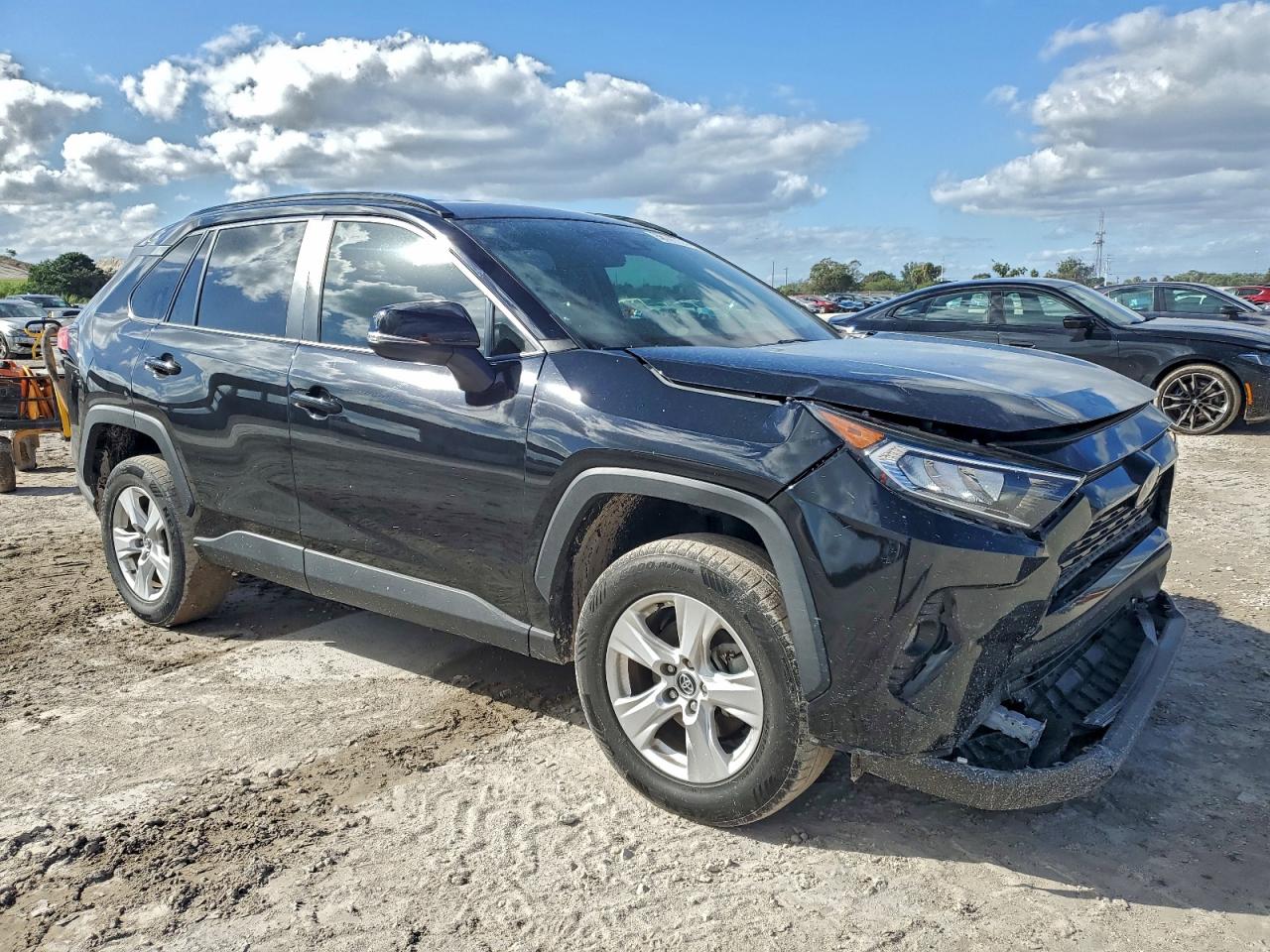 2021 TOYOTA RAV4 XLE photo 4