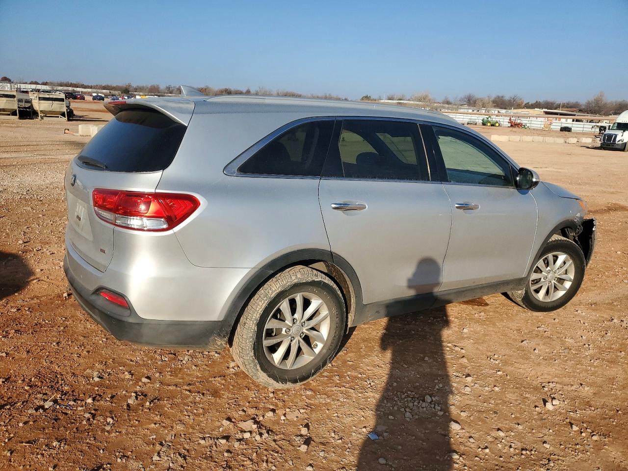2016 KIA SORENTO LX photo 3
