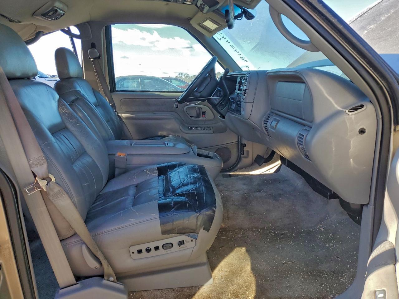 1999 GMC SUBURBAN K1500 photo 7