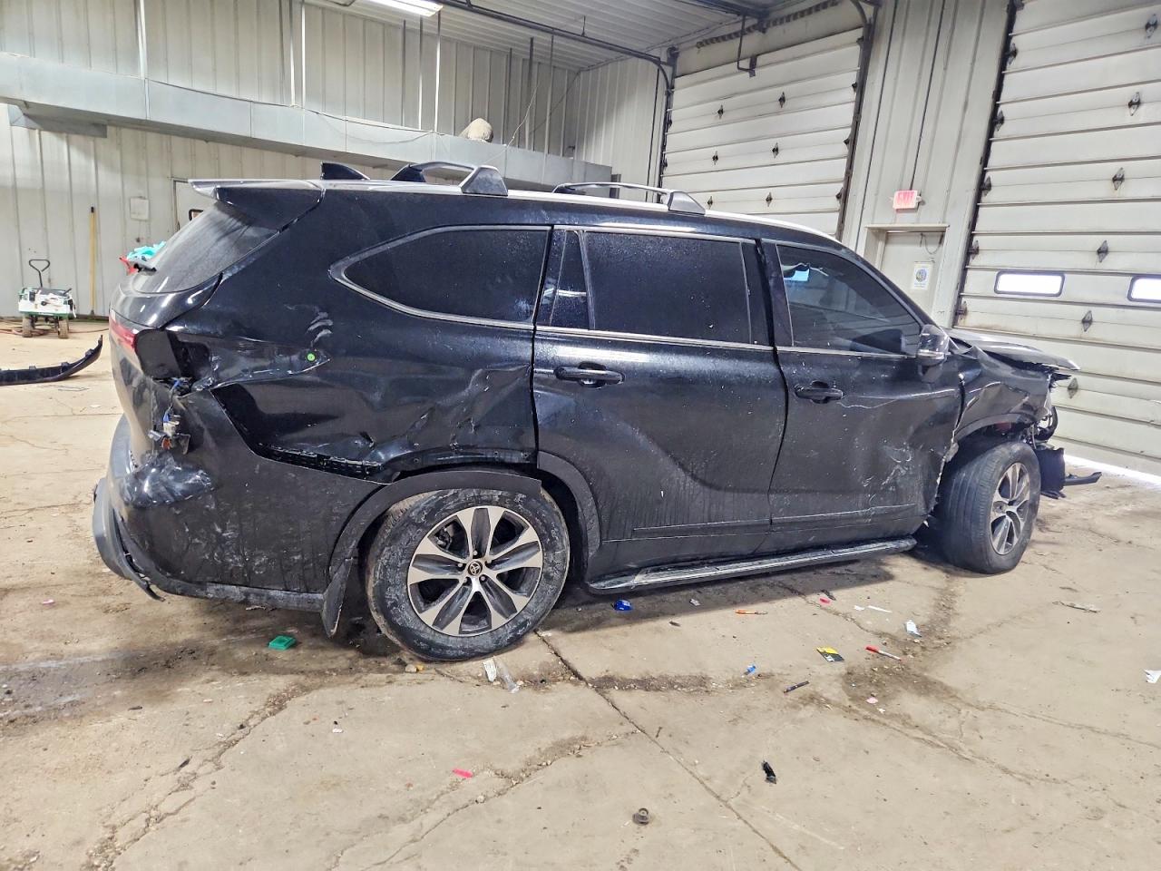 2022 TOYOTA HIGHLANDER XLE photo 3