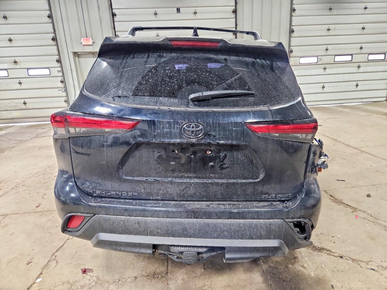 2022 TOYOTA HIGHLANDER XLE photo 6