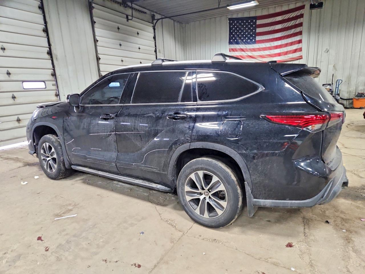 2022 TOYOTA HIGHLANDER XLE photo 2