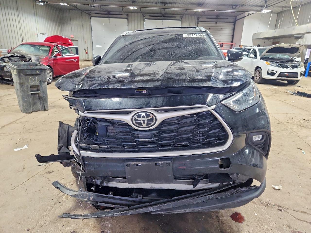 2022 TOYOTA HIGHLANDER XLE photo 5