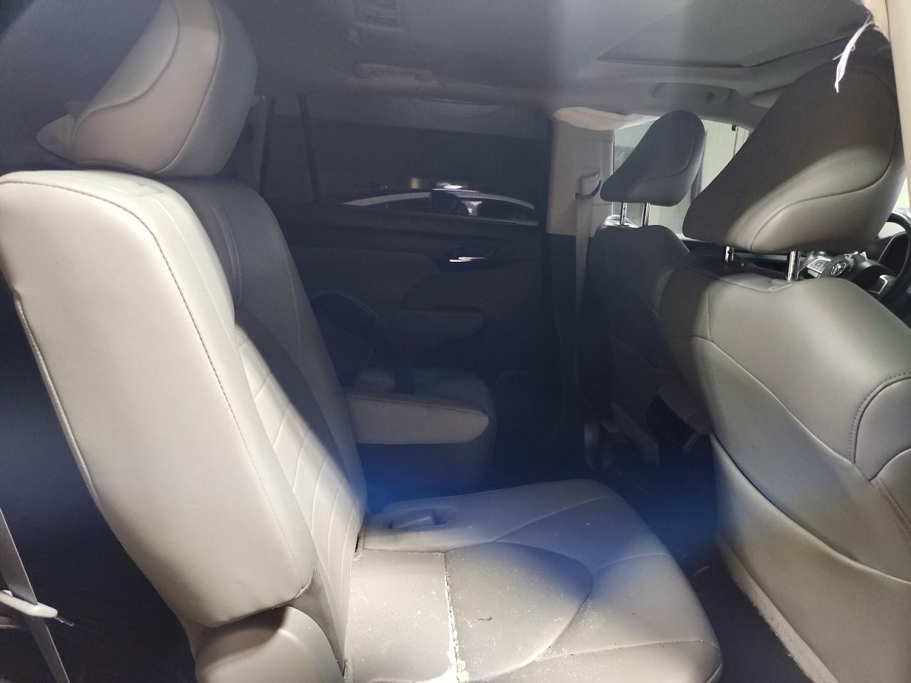 2022 TOYOTA HIGHLANDER XLE photo 11