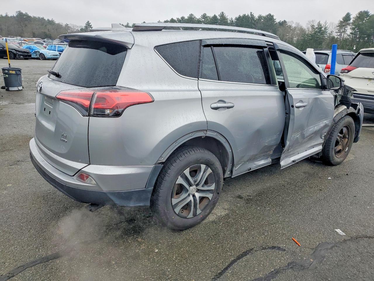 2018 TOYOTA RAV4 LE photo 3