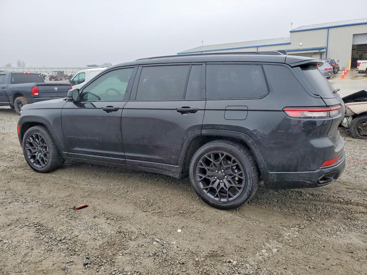 2023 JEEP GRAND CHEROKEE L SUMMIT photo 2