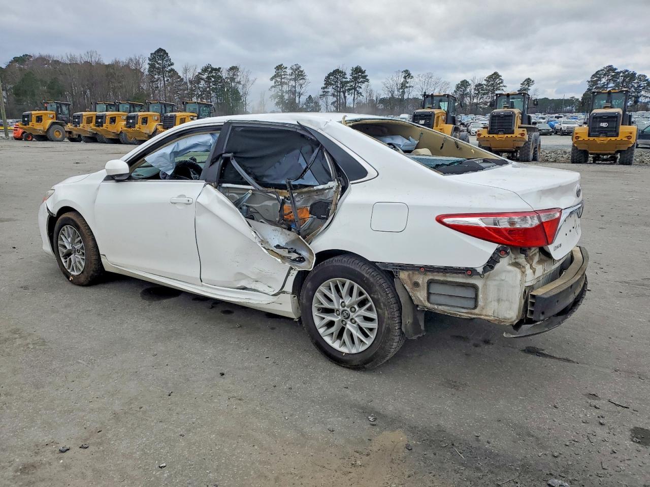 2017 TOYOTA CAMRY LE photo 2