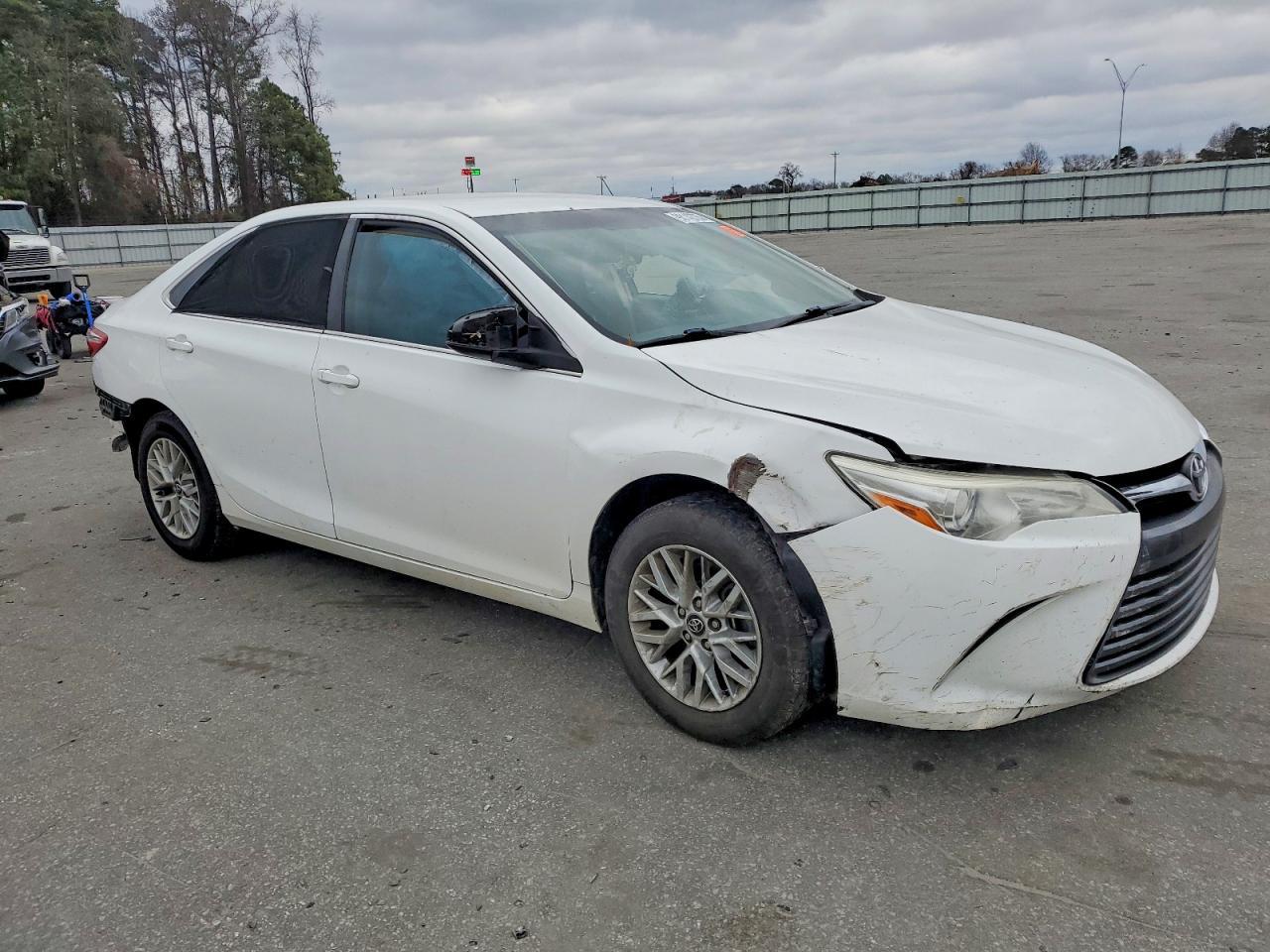 2017 TOYOTA CAMRY LE photo 4