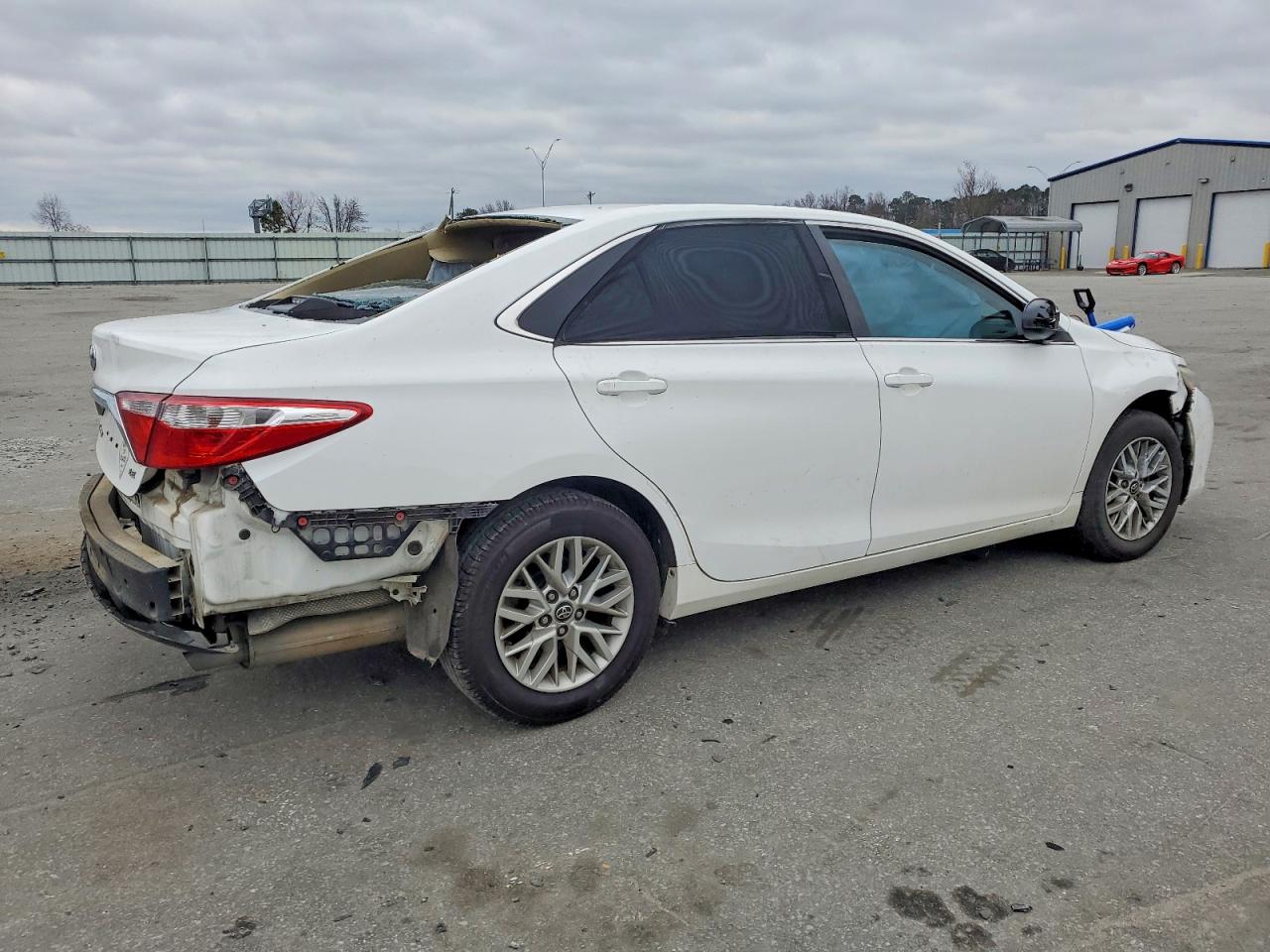 2017 TOYOTA CAMRY LE photo 3