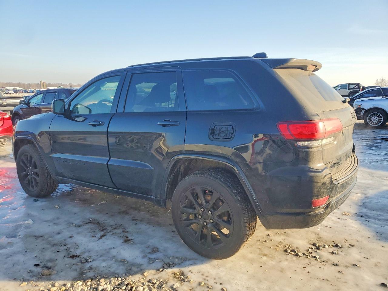 2020 JEEP GRAND CHEROKEE LAREDO photo 2