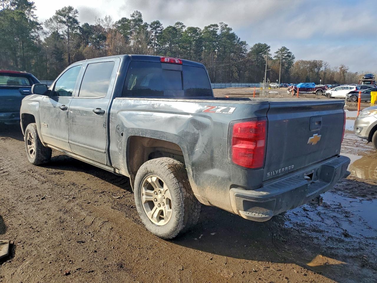 2018 CHEVROLET SILVERADO K1500 LT photo 2