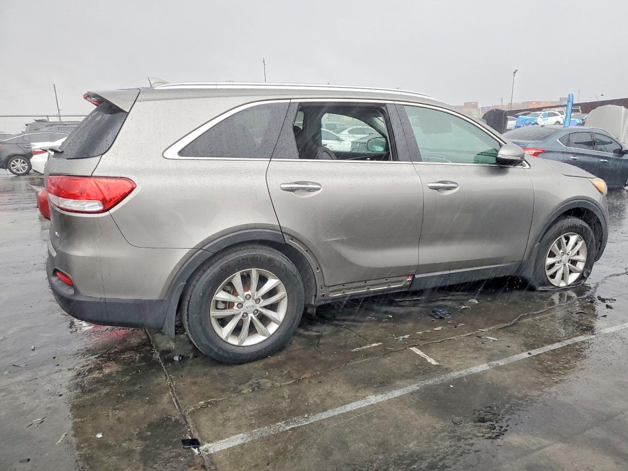 2016 KIA SORENTO LX photo 3