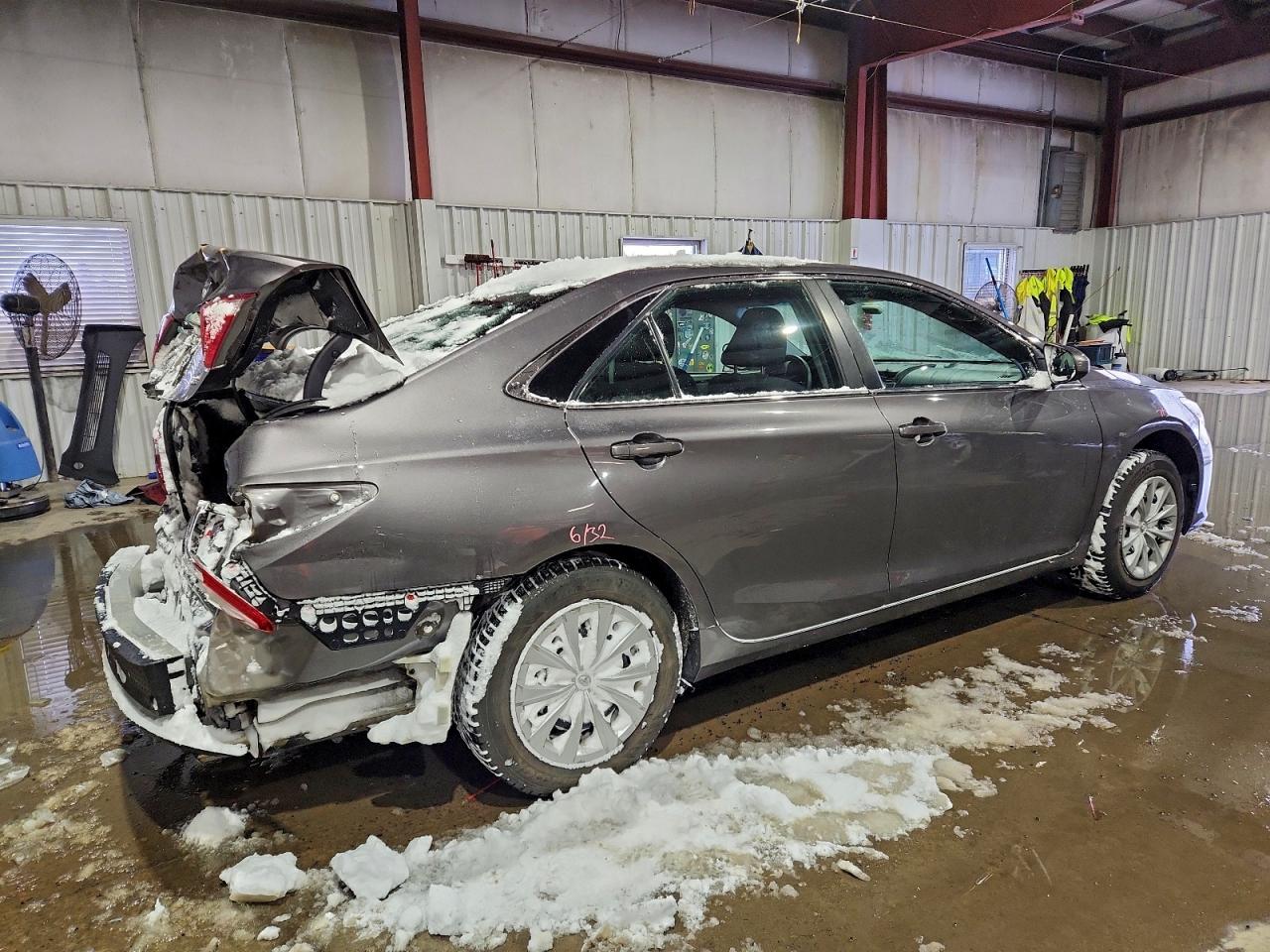 2017 TOYOTA CAMRY LE photo 3