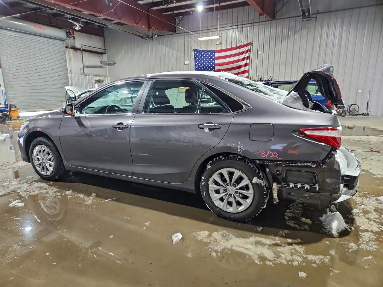 2017 TOYOTA CAMRY LE photo 2