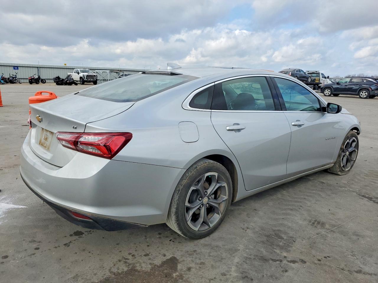 2022 CHEVROLET MALIBU LT photo 3
