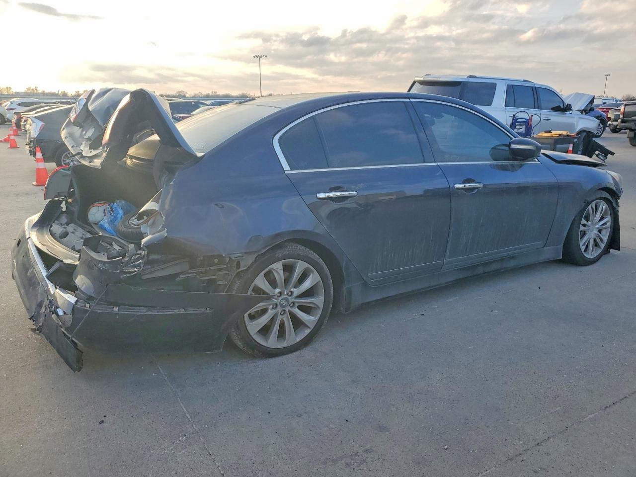 2012 HYUNDAI GENESIS 3.8L photo 3