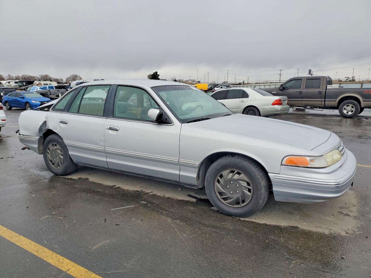 1996 FORD CROWN VICTORIA photo 4