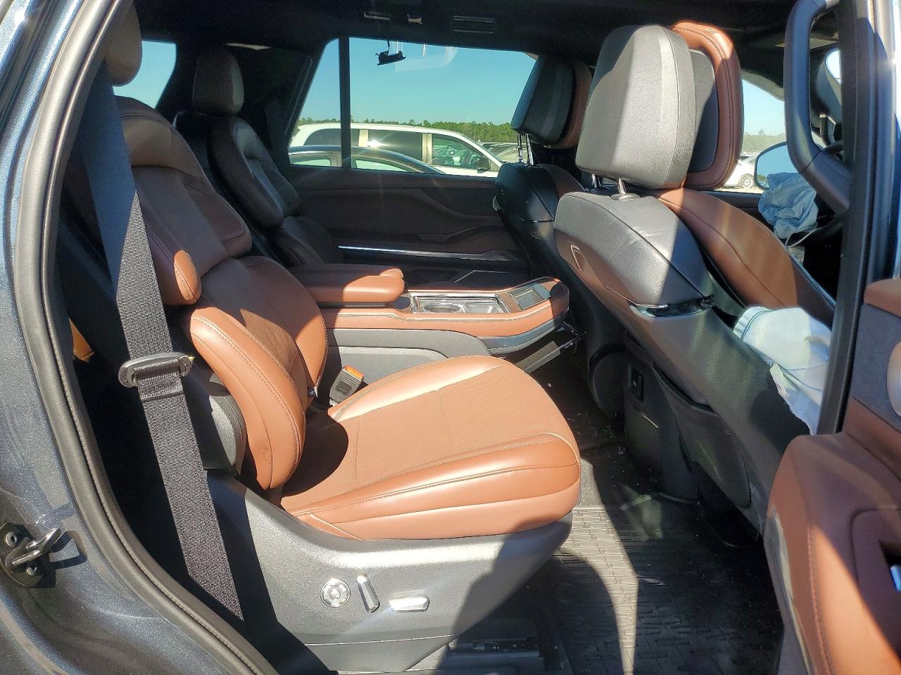 2025 LINCOLN NAVIGATOR RESERVE photo 11