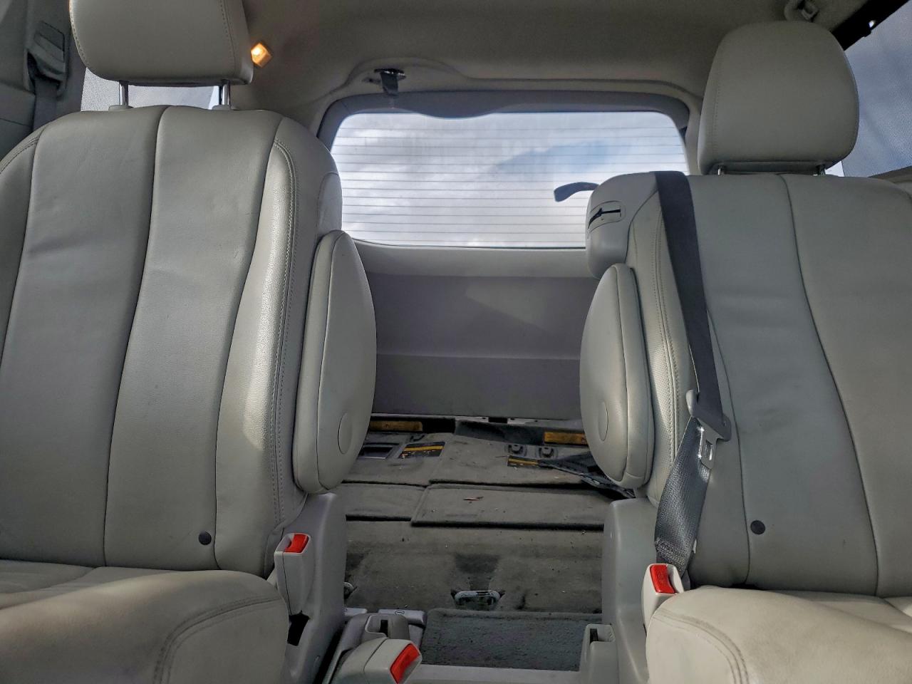 2014 TOYOTA SIENNA XLE photo 10