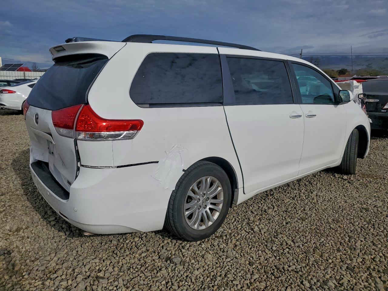 2014 TOYOTA SIENNA XLE photo 3