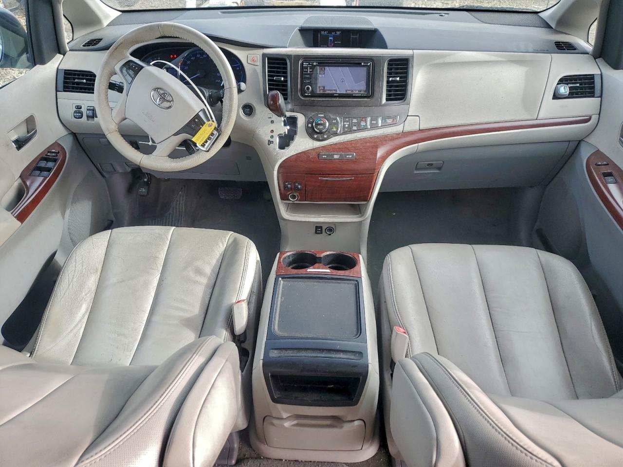 2014 TOYOTA SIENNA XLE photo 8