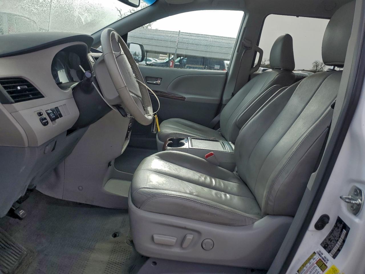 2014 TOYOTA SIENNA XLE photo 7