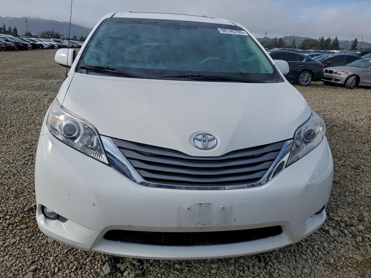 2014 TOYOTA SIENNA XLE photo 5