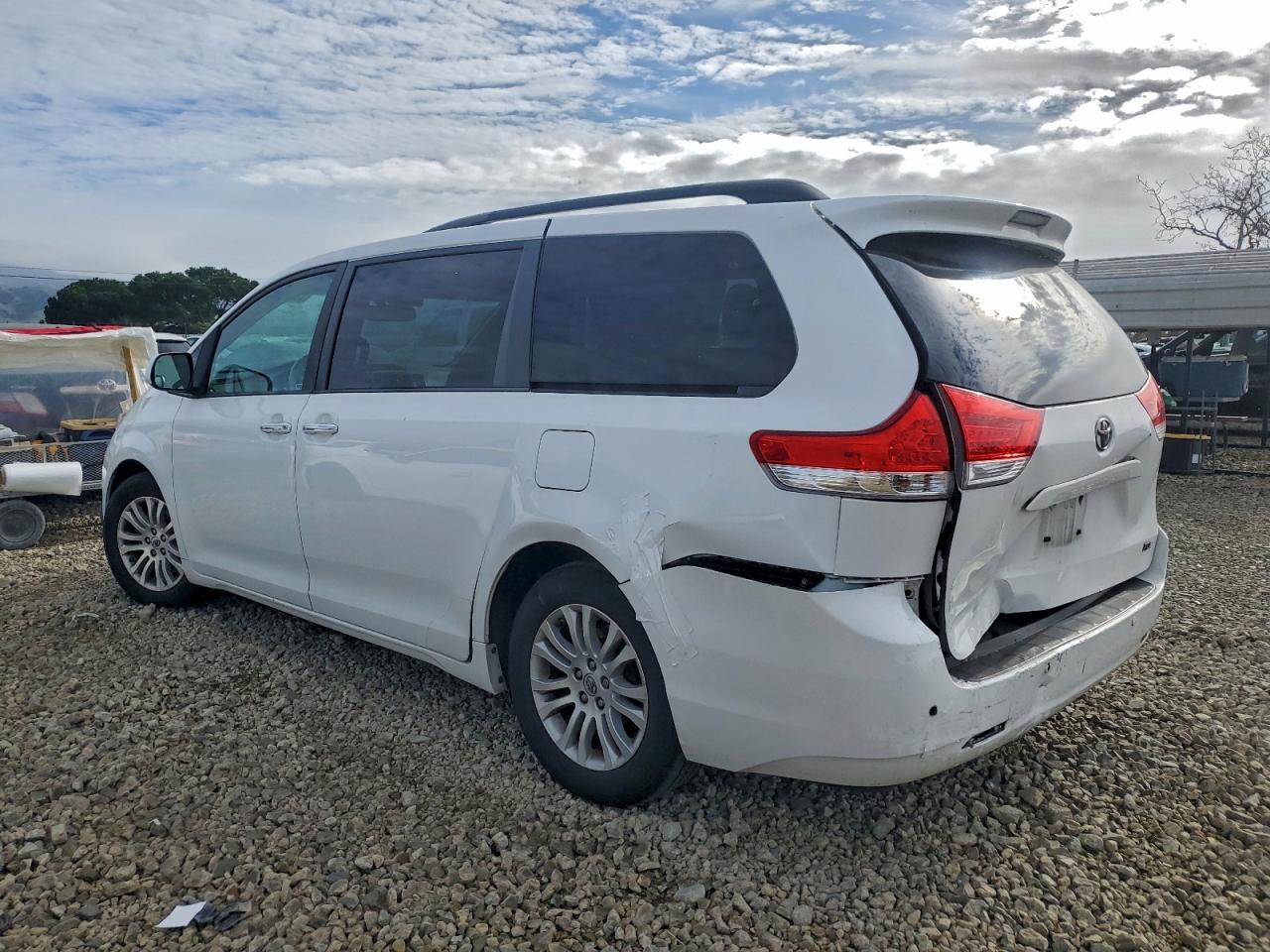 2014 TOYOTA SIENNA XLE photo 2