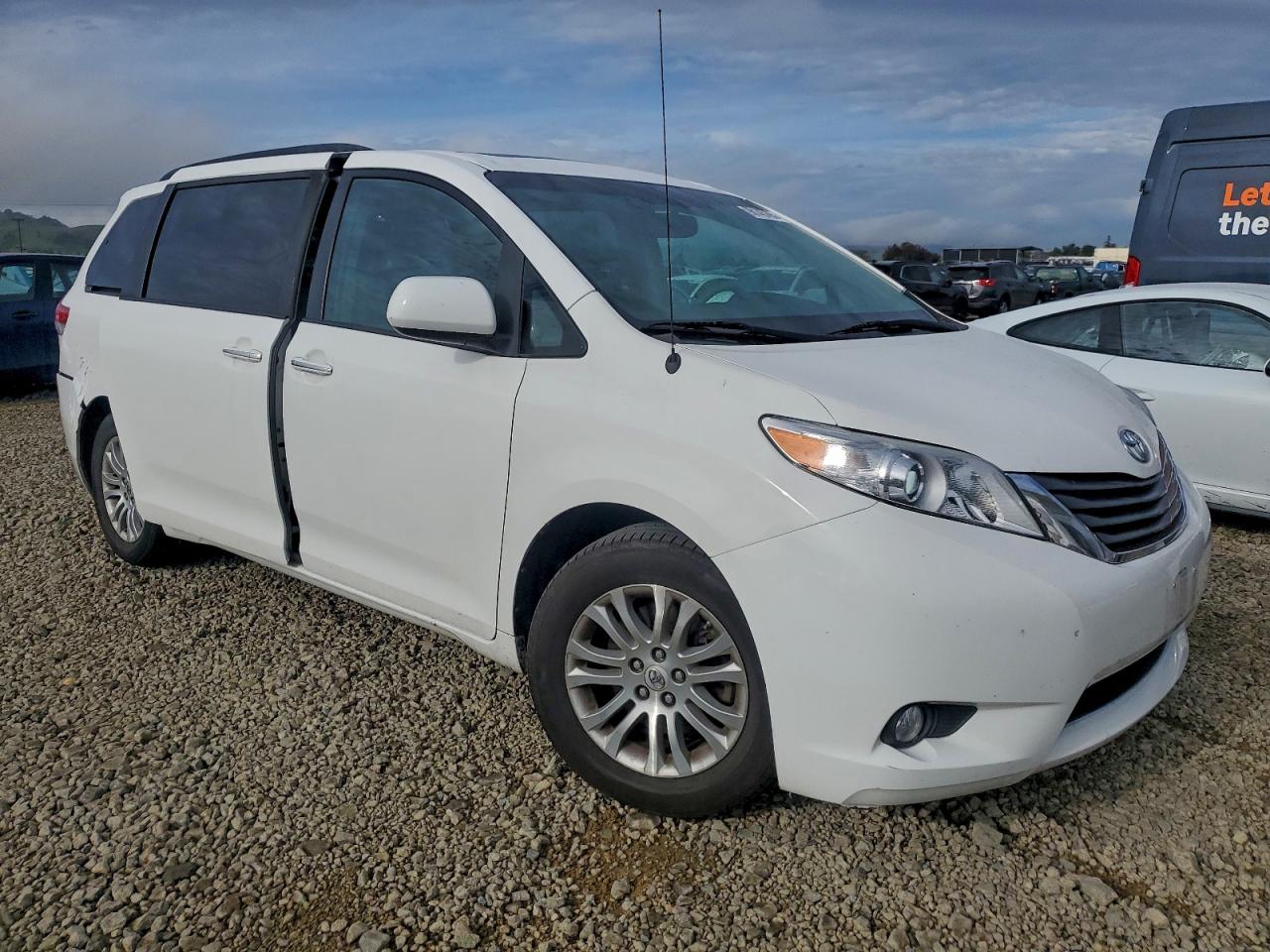 2014 TOYOTA SIENNA XLE photo 4