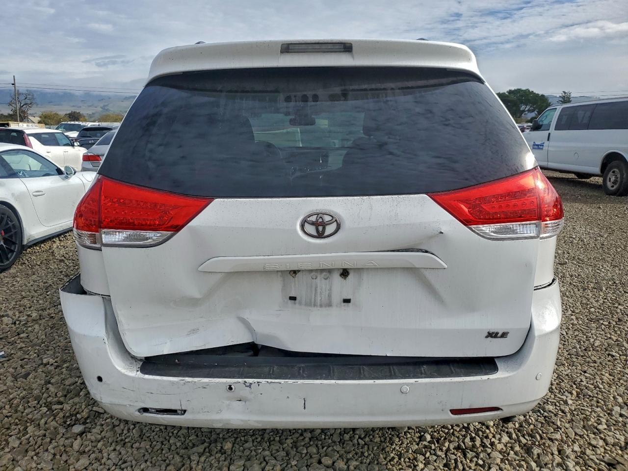 2014 TOYOTA SIENNA XLE photo 6