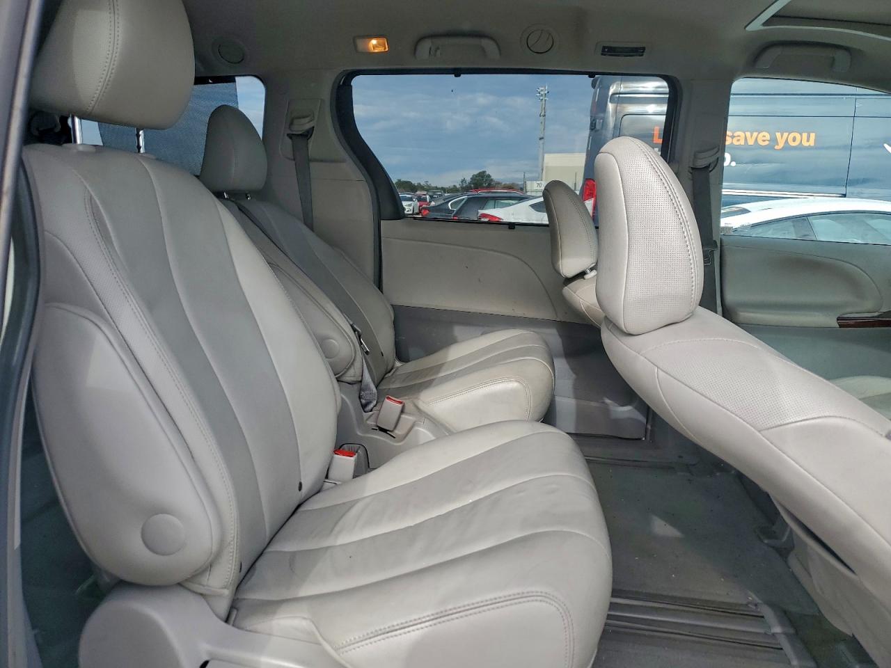 2014 TOYOTA SIENNA XLE photo 11
