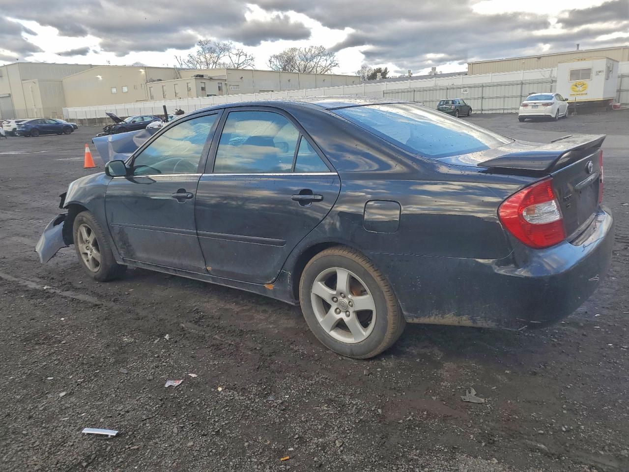 2004 TOYOTA CAMRY SE photo 2
