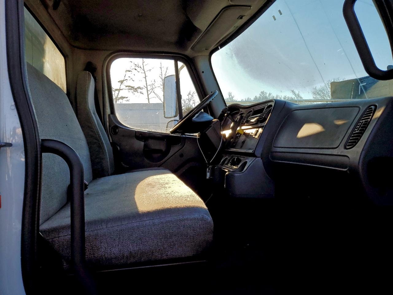 2012 FREIGHTLINER BUSINESS CLASS M2 BOX TRUCK photo 5
