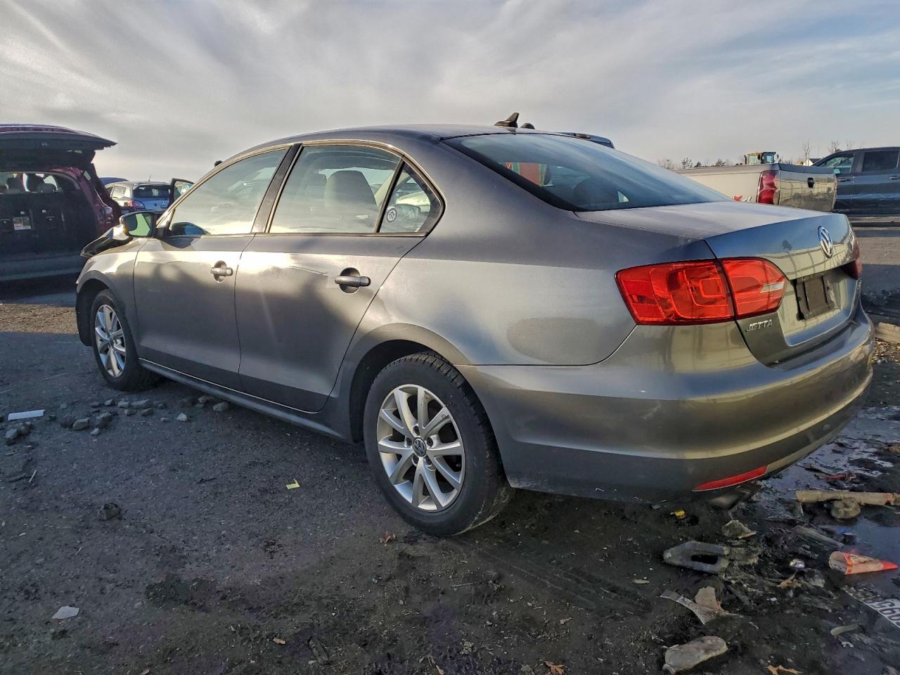2011 VOLKSWAGEN JETTA SE photo 2