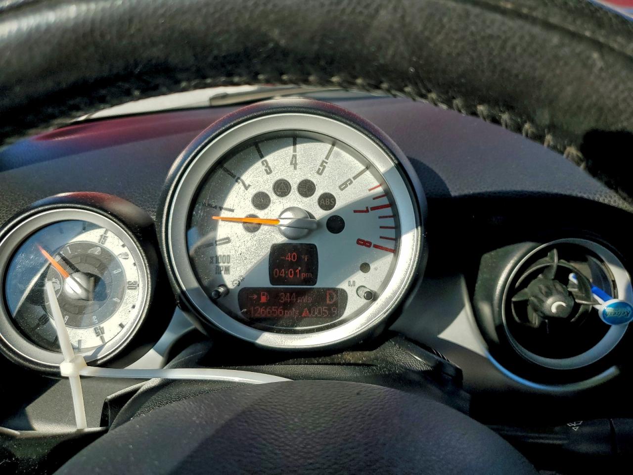 2010 MINI COOPER photo 17