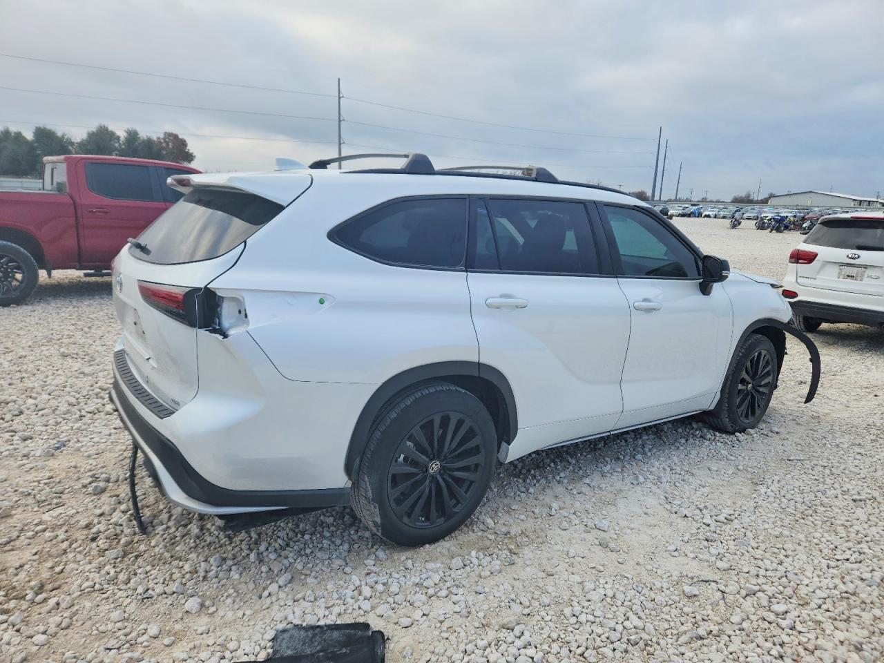 2024 TOYOTA HIGHLANDER LE photo 3